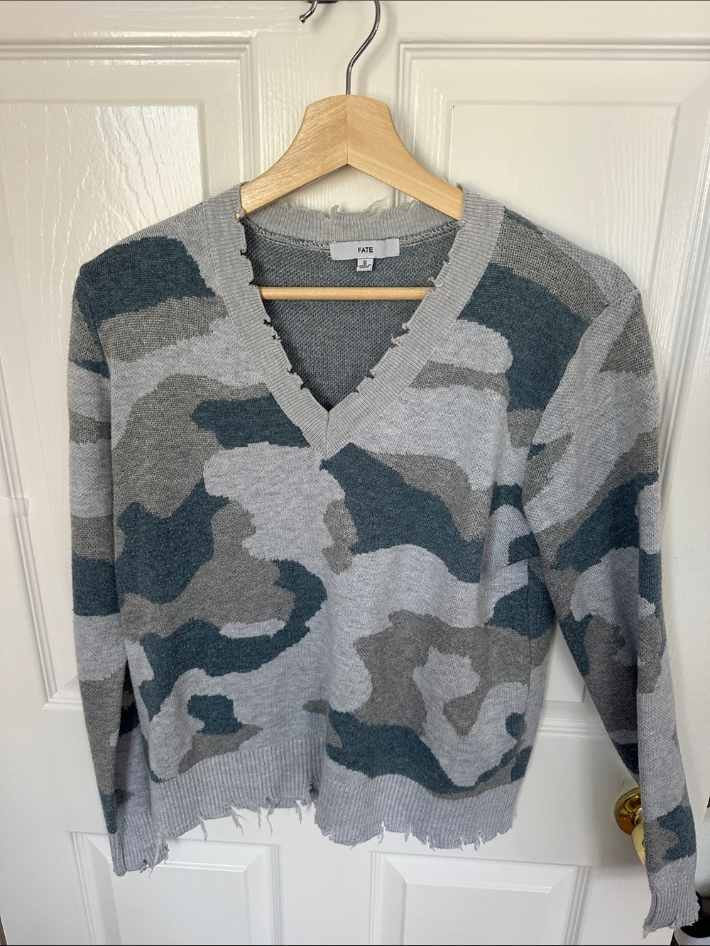 Fate Men's V-Neck Camo Knit Sweater — Gray & Green